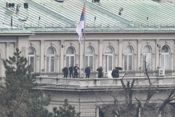 Osobe obučene u crno stoje na terasi Predsjedništva Srbije