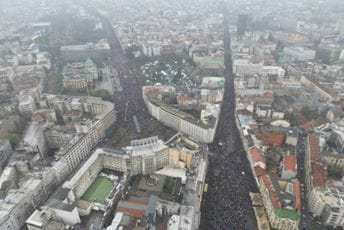 (VIDEO) Pogledajte snimke iz drona: Nepregledne kolone ljudi na protestu u Beogradu