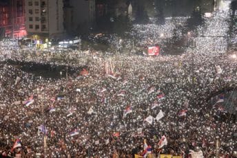 (FOTO/VIDEO) "Cijela Srbija" se slila u Beograd: Mediji: Maskirani navijači pale baklje i vrijeđaju policiju kod Starog dvora