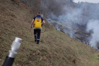 (FOTO/VIDEO) Više požara buknulo na području Bijelog Polja: Vatra prijetila kućama, gašenje otežavao vjetar