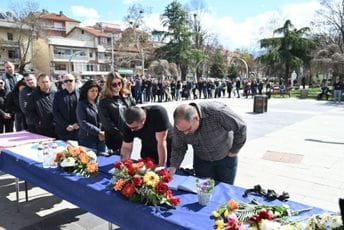 (FOTO/VIDEO) Građani u redovima čekaju da se upišu u knjigu žalosti na trgu u Kočanima: Pale svijeće, mole se i za povrijeđene