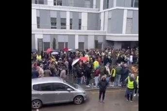 (VIDEO) Studenti ispred Urgentnog centra u Beogradu: Lagali su da nije bilo građana sa simptomima zvučnog udara