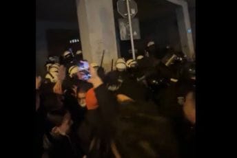 (VIDEO) Brutalan napad na okupljene u Novom Sadu: Interventna policija pendrecima tukla studente koji su blokirali Skupštinu grada