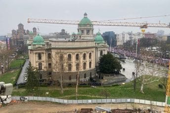 Tepić objavila fotografiju policije za zvučnim topom tokom protesta