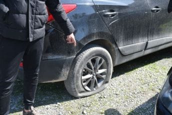 Žena osumnjičena da je probušila gume na 20 automobila, namjerno oborila i jedan motocikl