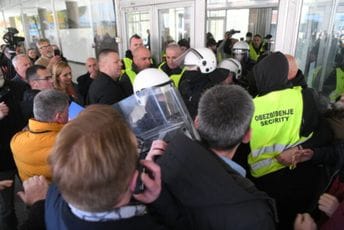 (VIDEO) Haotično u Pančevu, građani pokušavaju da uđu u zgradu Skupšine, napeto i u Loznici