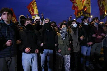 I večeras protesti širom Turske, u Ankari došlo do sukoba demonstranata i policije (VIDEO)