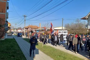 (VIDEO) Policija spriječila građane da uđu u SO Bogatić: Razbijena vrata i prozori, jajima i kamenicama na zgradu