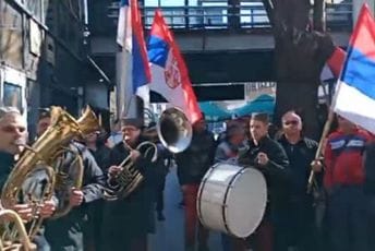 (VIDEO) Uoči odavanja počasti stradalima: Odbornici Vučićeve partije u Rumi izveli trubače