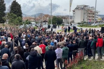 Protest u Ulcinju; Kastrati: Grad nije na prodaju; Nimanbegu: Pokoljenja ne bi oprostila izdavanje Velike plaže na 99 godina (FOTO/VIDEO)