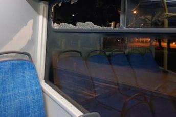 Zabjelo: Kamenovan gradski autobus