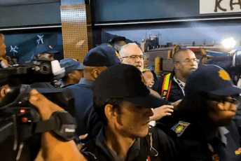 (VIDEO) SAD protjerale ambasadora Južne Afrike, dočekale ga stotine pristalica (VIDEO) SAD protjerale ambasadora Južne Afrike, dočekale ga stotine pristalica