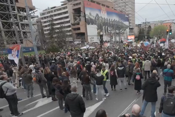 Studenti i građani protestovali ispred Generalštaba u Beogradu, poručili: "Trula Vlada sama pada"