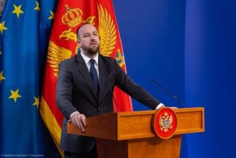 Nikolić: Mandić zbog vlasti spreman da pozira ispod američke i NATO zastave, svako ko se zagrlio sa njim završio je na ivici cenzusa