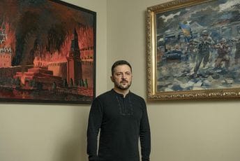 Zelenski u kancelariji pozirao ispred slike Kremlja koji gori, Rusi bijesni