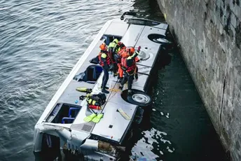 Italija: Autobus u centru grada sletio u rijeku, jedna osoba poginula, ima i ranjenih