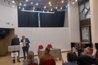 'Hrabro napisao knjigu o posrnuću nacije': Milanu Kneževiću nagrada 'Ogledalo srpsko' 'Hrabro napisao knjigu o posrnuću nacije': Milanu Kneževiću nagrada 'Ogledalo srpsko'