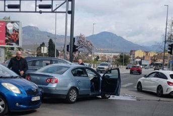Podgorica: Udes kod Umjetničkog paviljona, sudarilo se dvoje vozila Podgorica: Udes kod Umjetničkog paviljona, sudarilo se dvoje vozila