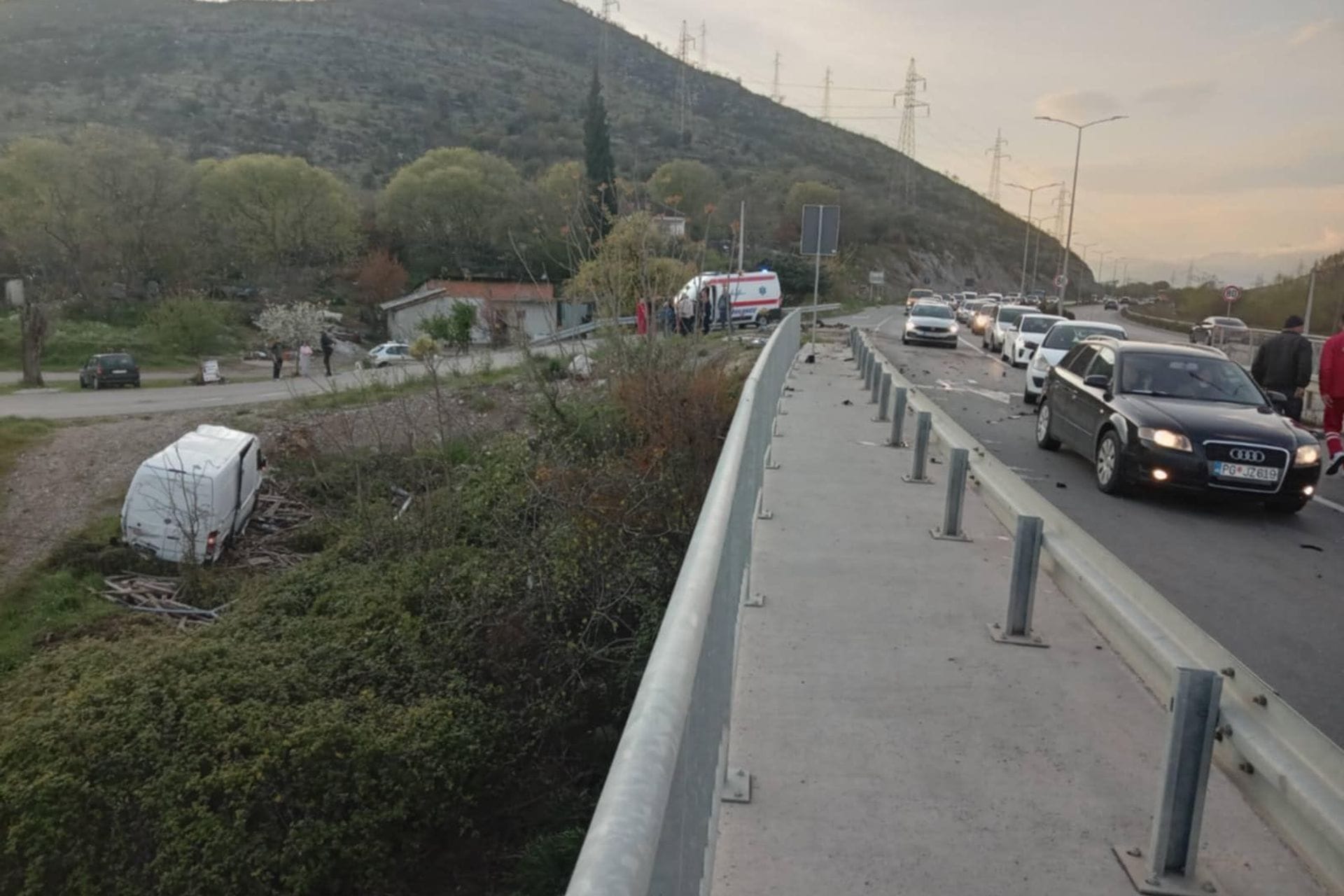 Fotografija 1: Nezgoda kod Komanskog mosta: Jedna osoba transportovana u bolnicu