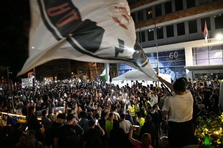 Nema samo Bjelorusija političke zatvorenike i emigrante – ima ih i Srbija Protest studenata ispred zgrade RTS-a
