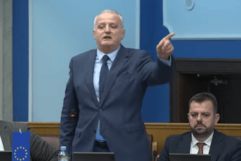 Zenka: Nad Crnom Gorom još kruže tamni oblaci, manjine na referendumu rekle veliko "da" Zenka: Nad Crnom Gorom još kruže tamni oblaci, manjine na referendumu rekle veliko "da"