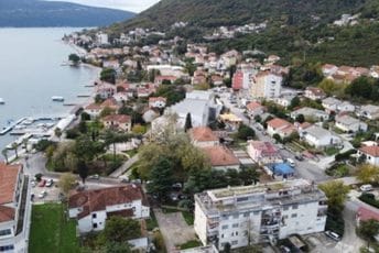 Zurovca terete da je pretekao stranca, pa izašao iz kola, lupao šakom i vrijeđao ga