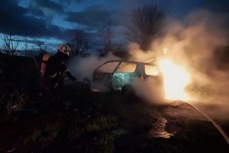 Nikšić: Gorio automobil, obaviještena policija Nikšić: Gorio automobil, obaviještena policija