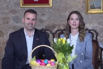 (VIDEO) Spajić sa suprugom vjernicima čestitao Vaskrs
