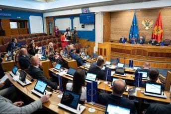 Nikolić: Nećemo biti u sali kada bude glasanje