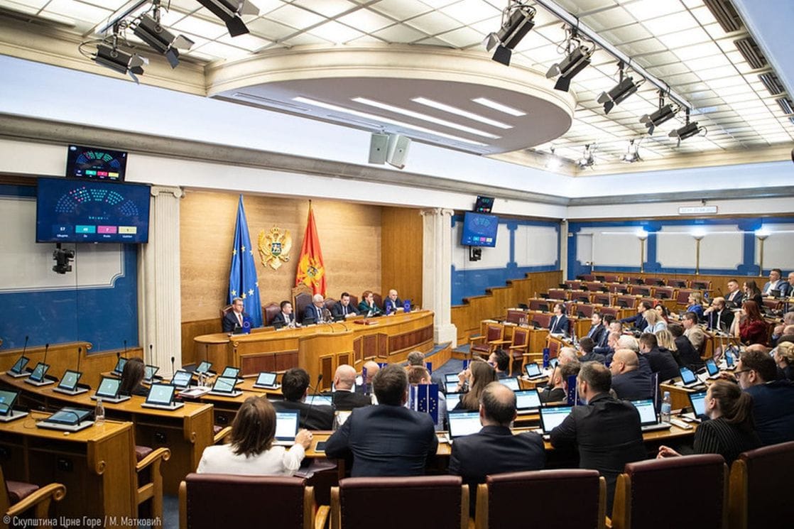 Na pitanja poslanika danas odgovaraju Bečić, Vuković, Adžović...