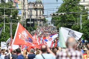 Protesti u Srbiji: Više hiljada ljudi ispred zgrade Vlade, u Novom Sadu vozač uletio u masu, pa uhapšen (VIDEO)
