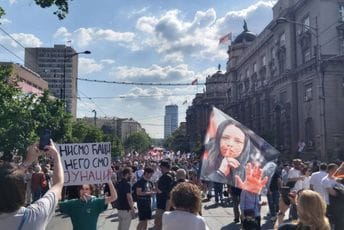 Hiljade građana na protestu u Beogradu, pogledajte atmosferu (FOTO/VIDEO)