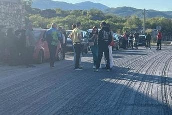Cetinjani blokirali saobraćaj na Kruševom ždrijelu, ne odustaju od zahtjeva za smjenu čelnika sektora bezbjednosti