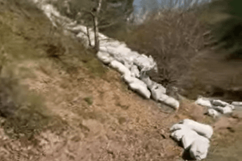 Petnjica: Bacio 40 džakova vune u šumu, dio zapalio, mještani ogorčeni (VIDEO)