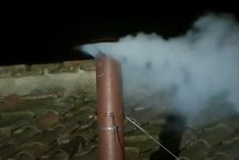 U Vatikanu započeto montiranje najpoznatijeg dimnjaka: Signali koje će pratiti cijeli svijet