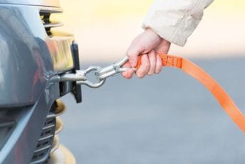 (VIDEO) Bizaran snimak muškarca koji šlepa automobil zapalio mreže