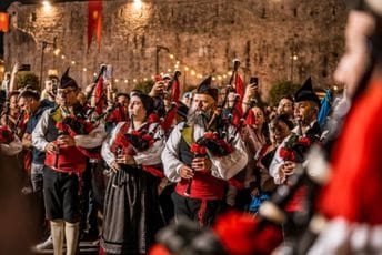 (FOTO) Tradicionalni Abrum privukao Budvane i turiste: Sve spremno za karneval
