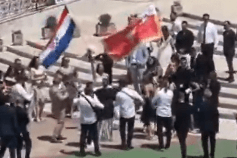 Podgorica: Ispred hrama jedna do druge naša i zastava Hrvatske Podgorica: Ispred hrama jedna do druge naša i zastava Hrvatske