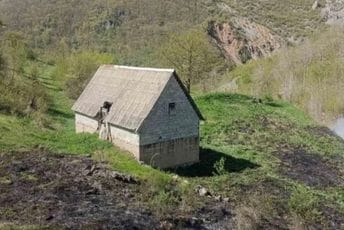 Gorjelo kod Šavnika: Bili ugroženi i objekti, vatrogasci brzo intervenisali
