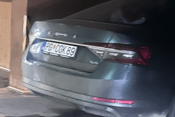 Vozilo EKIP-a za vikend fotografisano u Sarajevu: Službenim automobilom u šoping