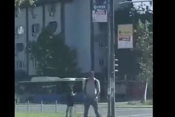 Novi Sad: Muškarac u centru grada urinirao po svijećama i cvijeću za nastradale u padu nadstrešnice