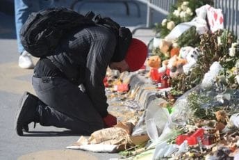 Zborovi građana Novog Sada traže hapšenje čovjeka koji je mokrio po mjestu počasti žrtvama pada nadstrešnice