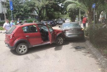 Nezgoda u Baru: Auto udario u parkirana vozila Nezgoda u Baru: Auto udario u parkirana vozila