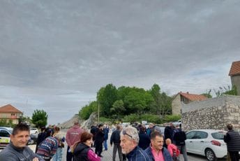 (FOTO) Građani Cetinja poručuju da se s puta neće skloniti dok ne dobiju odgovore od nadležnih (FOTO) Građani Cetinja poručuju da se s puta neće skloniti dok ne dobiju odgovore od nadležnih