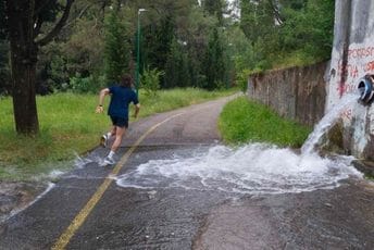 (FOTO/VIDEO) Poplava na Gorici: Pukla cijev, voda teče u potocima; Vodovod: Kvar prijavljen, nemamo slobodnu ekipu