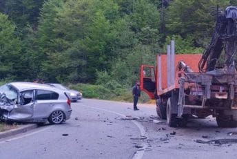 Dvije osobe teže povrijeđene nakon sudara na putu Slijepač Most – Tomaševo Dvije osobe teže povrijeđene nakon sudara na putu Slijepač Most – Tomaševo