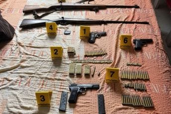 Policija u stanu Danilovgrađanina pronašla više pušaka i pištolja u ilegalnom posjedu