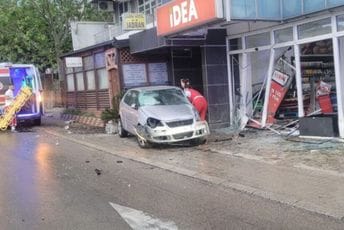 U Sutomoru stradala jedna osoba: Vozilom udarila u market