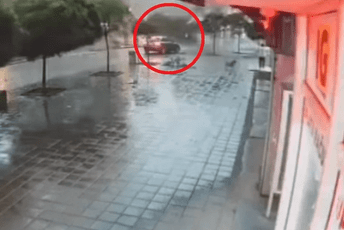 (VIDEO) Srbija: Vozač zakočio prije nego što je krov zgrade pao na pločnik ispred njega