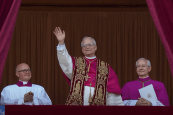 Novi papa Lav XIV: Prva molitva za mir u svijetu, hvala papi Franju (VIDEO)